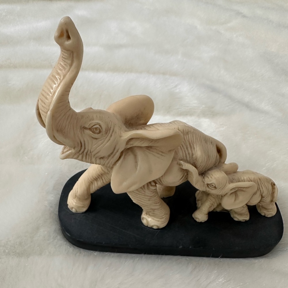 VINTAGE A. SANTINI CARVED ELEPHANT & BABY WITH BLACK BASE VINTAGE Made in Italy